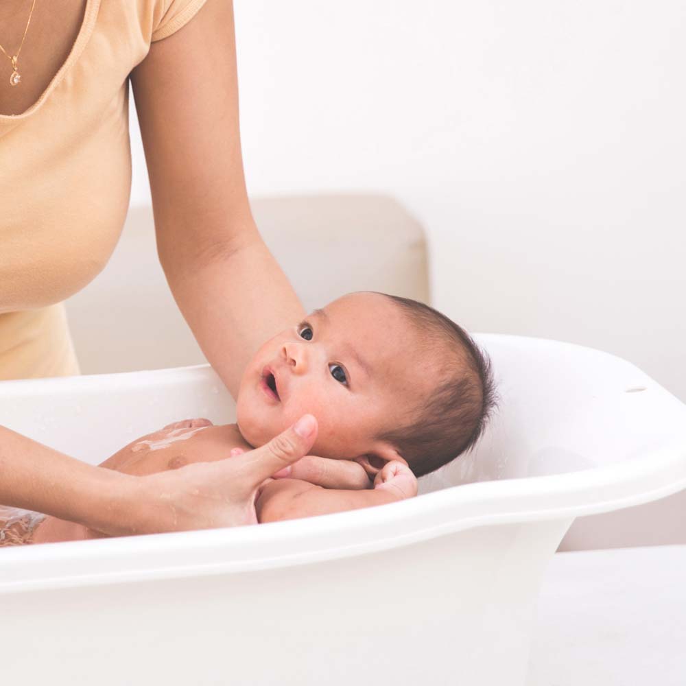 Foto eines Babys, das gebadet und gewaschen wird