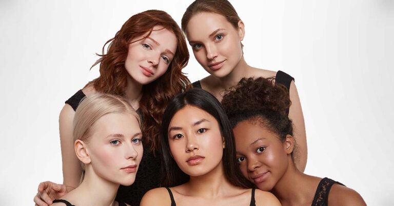 Foto von fünf Frauen mit unterschiedlichen Hautfarben und Haartypen