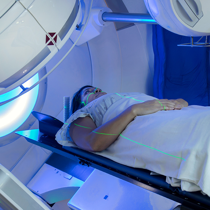 Foto einer Person, die sich einer Strahlentherapie unterzieht