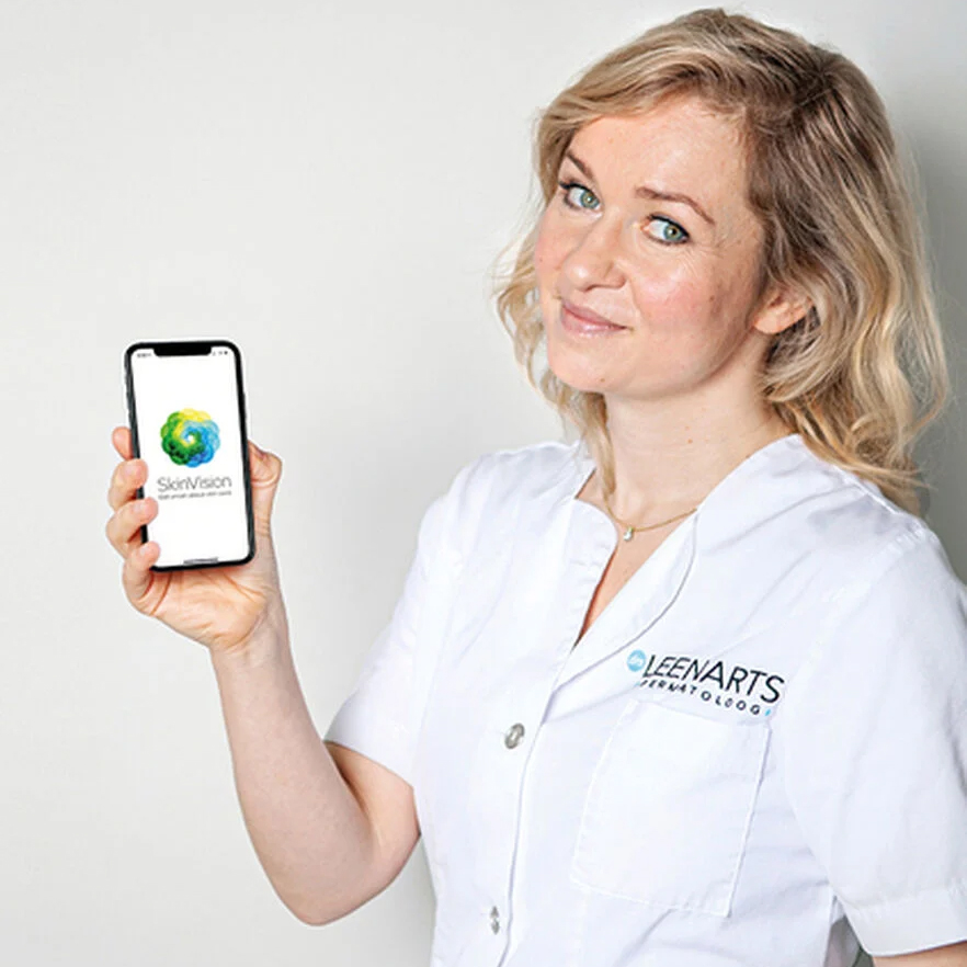 foto der dermatologin marjolein leenarts, die die skinvision app zeigt