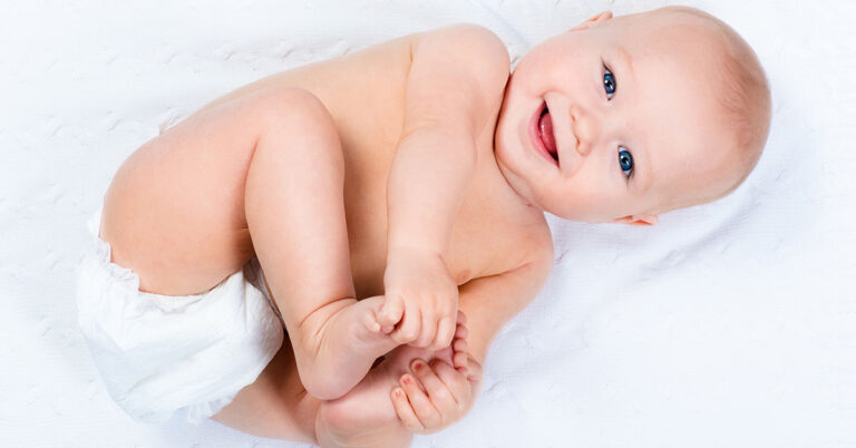 Foto eines lächelnden Babys, das eine Windel trägt